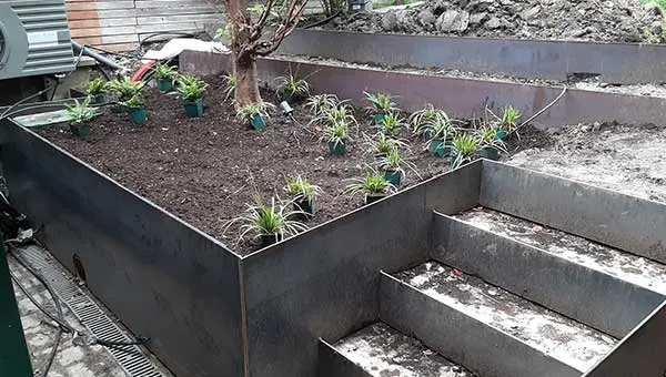 Hochbeet aus Stahl mit Treppenanlage, individuelle Metallbauarbeit im Außenbereich