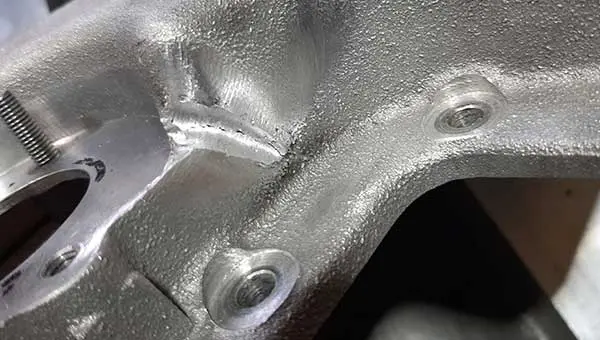 Detailaufnahme einer Schweißnaht an Metallbauteil mit strukturierter Oberfläche