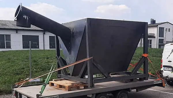 Maßgefertigte Stahlkonstruktion auf Anhänger transportiert, Sonderanfertigung im Metallbau