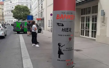 Runde Säulenverkleidung aus Metall im Außenbereich vor Gebäude montiert