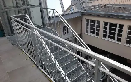 Verzinkte Stahlstiege mit Geländeranlage für modernen Innenhof in Wien