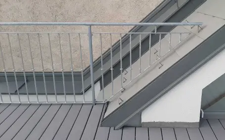 Verzinktes Metallgeländer mit Stabfüllung für Dachterrasse und Treppenaufgang