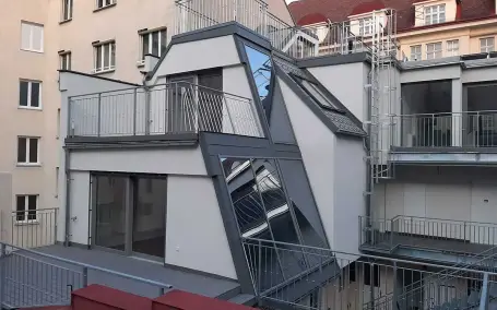 Moderne Dachterrassen mit Stahlgeländern und Außentreppe von Schlosserei Knopfhart