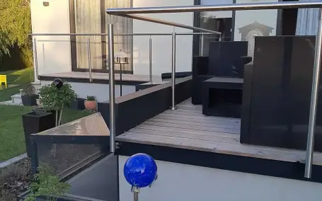 Maßgefertigtes Edelstahlgeländer auf einer Terrasse