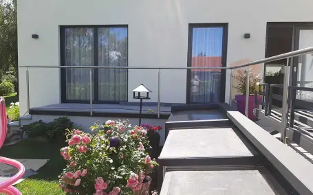 Edelstahlgeländer und moderne Terrassenlösung von Schlosserei Knopfhart