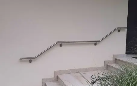Edelstahl-Handlauf für moderne Außentreppe von Schlosserei Knopfhart