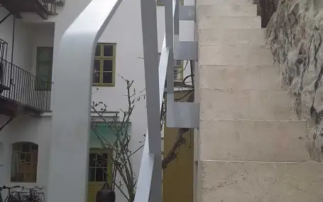 Detailansicht eines maßgefertigten Stahlgeländers an Natursteintreppe