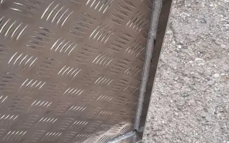 Detailansicht einer geschweißten Aluminiumkonstruktion von Schlosserei Knopfhart