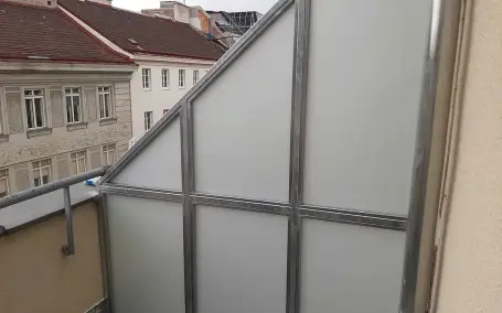 Maßgefertigter Sichtschutz aus Metall und Milchglas von Schlosserei Knopfhart
