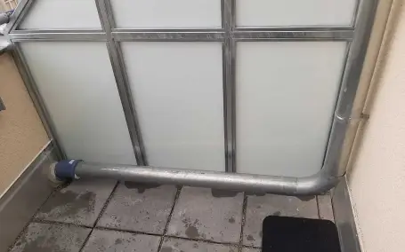 Detailansicht eines individuellen Sichtschutzes aus Metall und Milchglas
