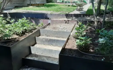 Gartenstufen und Hochbeete aus Stahl gefertigt von Schlosserei Knopfhart