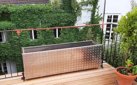 Balkon-Pflanzentrog aus Aluminium-Riffelblech von Schlosserei Knopfhart