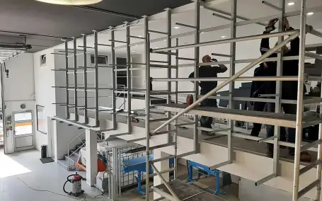Maßgefertigte Stahlregalkonstruktion in Montage von Schlosserei Knopfhart