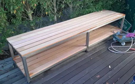 Maßgefertigte Sitzbank aus Edelstahl und Holz für den Außenbereich