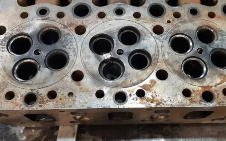 Detail einer reparierten Motorblock-Schweißung von Schlosserei Knopfhart