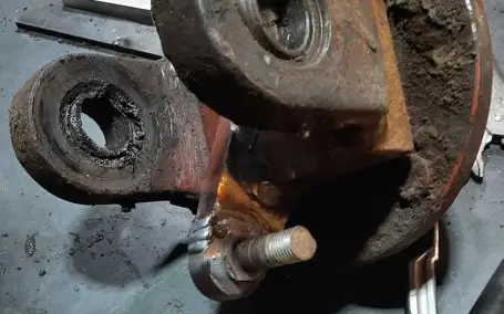 Reparierte Metallkomponente durch Schweißarbeit von Schlosserei Knopfhart