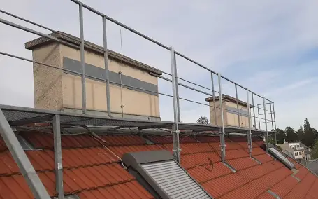 Wartungssteg aus verzinktem Stahl für sicheren Zugang zu Dachaufbauten