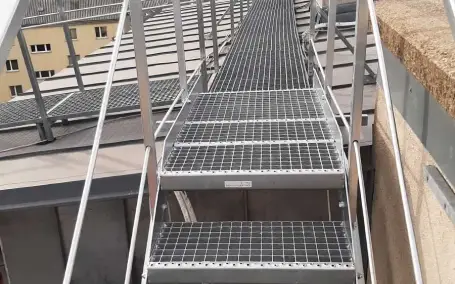 Stahlstiege und Wartungsplattform auf Flachdachanlage in Wien