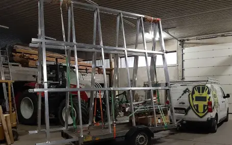 Maßgefertigte Stahlkonstruktion für Transport und Montage vorbereitet
