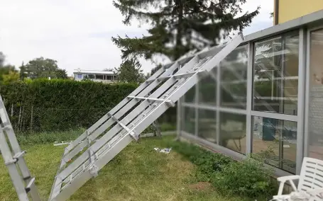 Montage einer großen Stahlkonstruktion für das Dach eines Wintergartens
