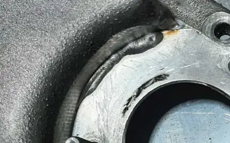 Reparierte Metallfläche mit Präzisionsschweißung von Schlosserei Knopfhart
