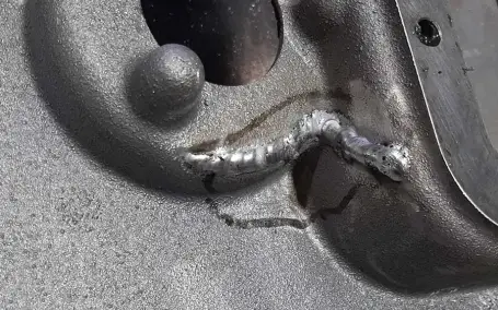 Detail einer geschweißten Metallreparatur von Schlosserei Knopfhart