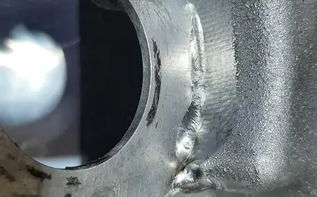 Detail einer präzisen Schweißreparatur an Gussteil von Schlosserei Knopfhart