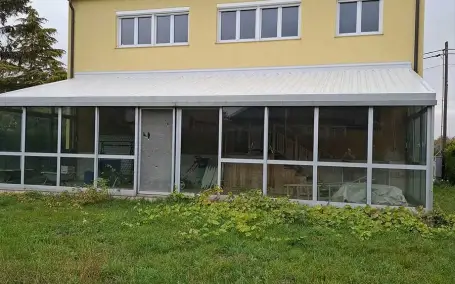 Fertige Metall- und Glaskonstruktion als moderner Wintergarten