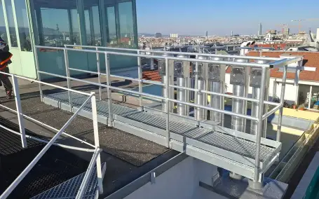 Dachplattform und Wartungsweg aus Stahl mit Blick über Wien