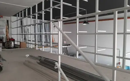 maßgefertigtes Metallregal-System in Innenraum, pulverbeschichtete Konstruktion