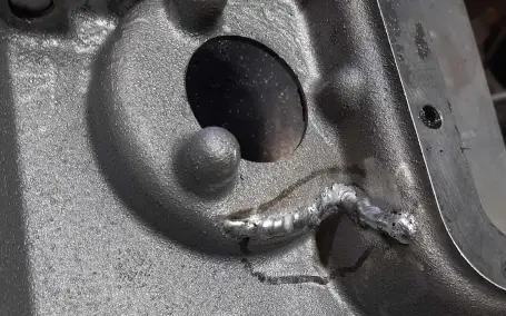Schweißnaht an Gussteil, Detailaufnahme von Reparatur und Nachbearbeitung