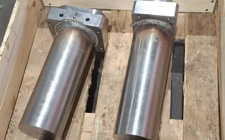 Gedrehte Edelstahlteile mit Flansch, präzise Sonderanfertigung in Holzkiste