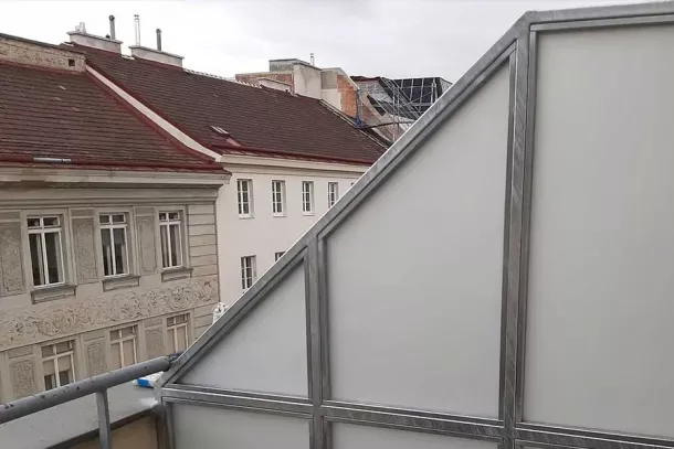Balkonverkleidung aus Metall mit Sichtschutz vor Wohnhaus