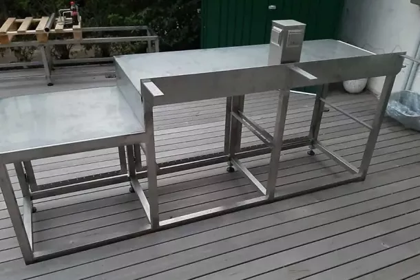 Edelstahlmöbel und Arbeitsfläche auf Terrasse mit Holzdeck